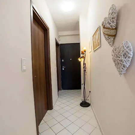 Excellent House דירה