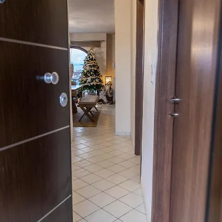 Excellent House דירה