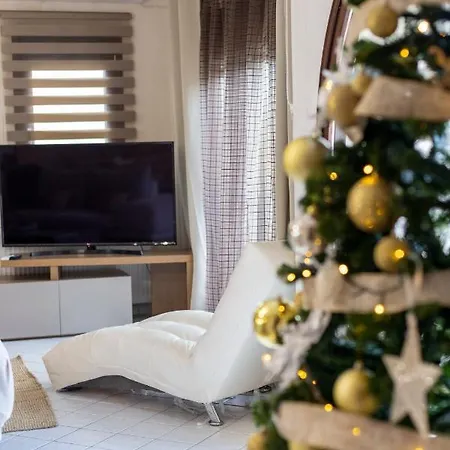 Excellent House דירה