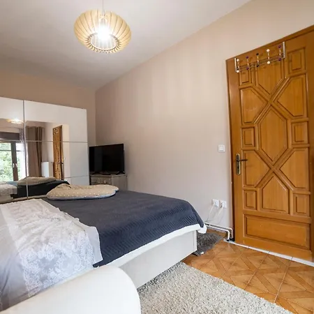 Excellent House דירה